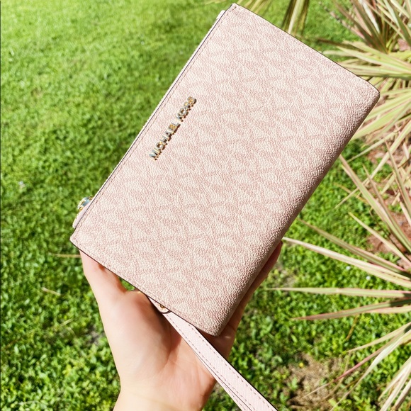 ‼️SALE‼️💕Michael Kors large phone wristlet pink - Picture 5 of 9